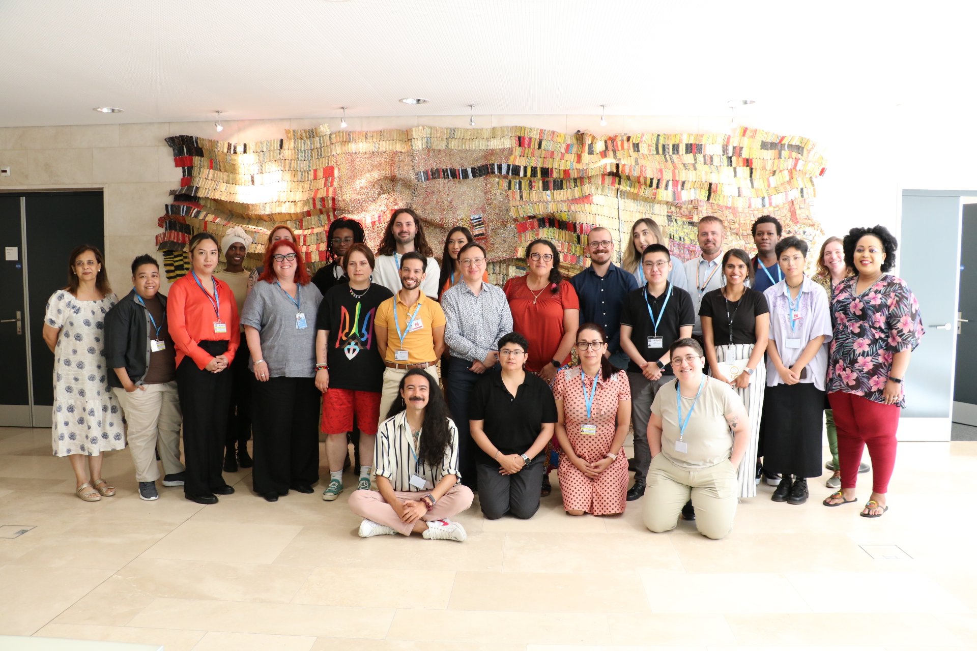 Foto de grupo de participantes da UN TAW 2023 no edifício da UNAIDS